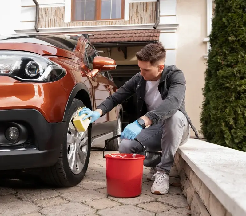Lavage auto à domicile Kergloff : professionnel intervenant sur un véhicule